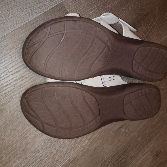 George Classics Keri Ladies Size 9W Velcro Closure White Lightweight Sandals - Picture 3 of 8